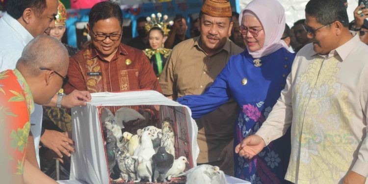 Ketua DPRD Bone Bolango, Halid Tangahu saat meninjau sekaligus mengikuti rangkaian kegiatan Launching Festival Danau Perintis, Jumat (25/8/2023). (F: Putra/Gopos)