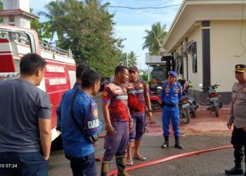 Petugas Damkar Pohuwato saat Jumat Curhat bersama Waka Polres Pohuwato Kompol Adek Dermawan, Jumat (11/8/2023). (f. polres)