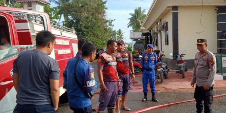Petugas Damkar Pohuwato saat Jumat Curhat bersama Waka Polres Pohuwato Kompol Adek Dermawan, Jumat (11/8/2023). (f. polres)
