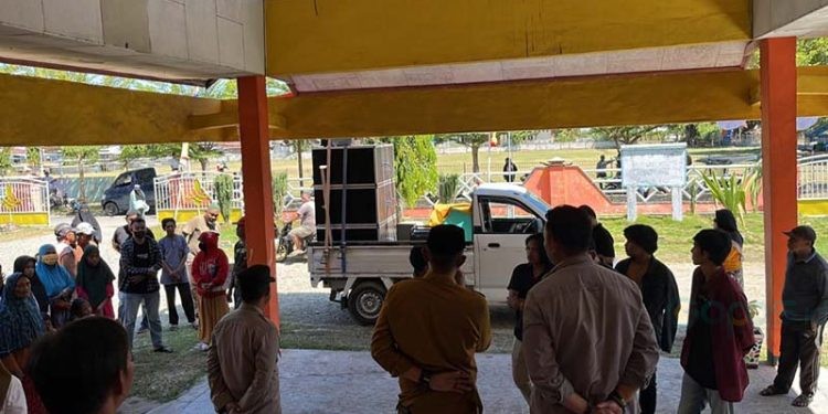 Aksi unjuk rasa yang dilakukan warga Desa Lemito meminta agar Kades Lemito meletakkan jabatannya, Senin (28/8/2023)