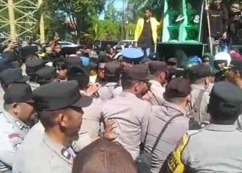 Massa aksi dan petugas pengamanan terlibat saling desak saat berlangsunya demonstrasi terkait dugaan asusila Bupati Gorontalo, Nelson Pomalingo, Kamis (10/8/2023).(istimewa)
