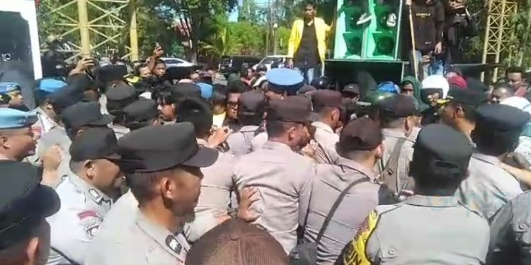 Massa aksi dan petugas pengamanan terlibat saling desak saat berlangsunya demonstrasi terkait dugaan asusila Bupati Gorontalo, Nelson Pomalingo, Kamis (10/8/2023).(istimewa)
