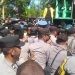 Massa aksi dan petugas pengamanan terlibat saling desak saat berlangsunya demonstrasi terkait dugaan asusila Bupati Gorontalo, Nelson Pomalingo, Kamis (10/8/2023).(istimewa)