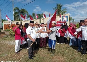Pemkab Pohuwato membagikan 5.000 bendera merah putih kepada masyarakat, Rabu (2/08/2023). (F Humas Pohuwato)