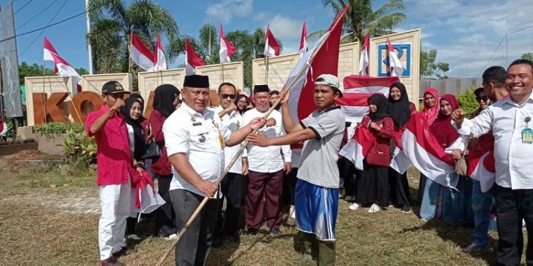 Pemkab Pohuwato membagikan 5.000 bendera merah putih kepada masyarakat, Rabu (2/08/2023). (F Humas Pohuwato)