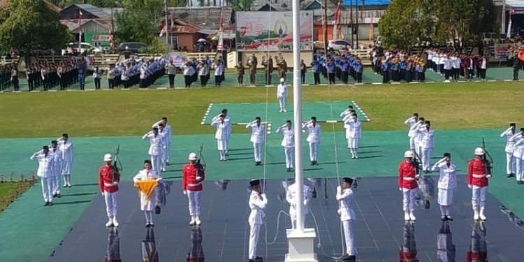 Pengibaran Sang Merah Putih di halaman Polres Pohuwato, Kamis (17/8/2023). (Yusuf/Gopos)