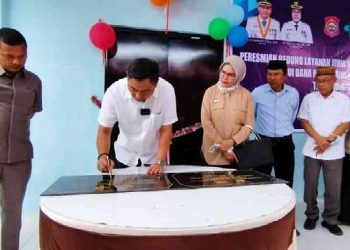 Bupati Bone Bolango, Hamim Pou dan Wakil Bupati Bone Bolango, Merlan Uloli bersama jajaran Anggota DPRD Bone Bolango Dapil Bone Pesisir saat meresmikan gedung baru RS Tombulilato. (Foto: AKP/Diskominfo)