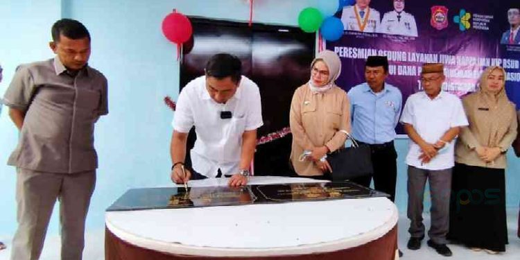 Bupati Bone Bolango, Hamim Pou dan Wakil Bupati Bone Bolango, Merlan Uloli bersama jajaran Anggota DPRD Bone Bolango Dapil Bone Pesisir saat meresmikan gedung baru RS Tombulilato. (Foto: AKP/Diskominfo)