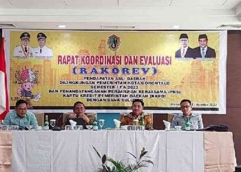 Wali Kota Gorontalo, Marten Taha mengikuti Rapat Koordinasi dan Evaluasi (Rakorev) Pendapatan Asli Daerah (PAD) di Lingkungan Pemerintah Kota Gorontalo Semester 1 TA 2023 dan penandatanganan perjanjian kerja sama Kartu Kredit Pemerintah Daerah (LKPD) dengan Bank Sulut Go, Kamis (10/8/2023).
