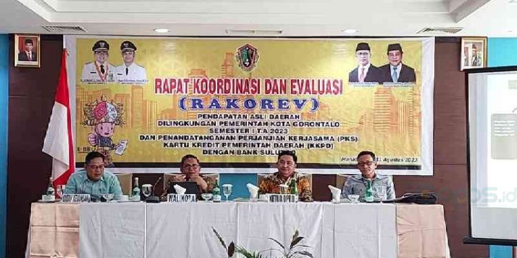 Wali Kota Gorontalo, Marten Taha mengikuti Rapat Koordinasi dan Evaluasi (Rakorev) Pendapatan Asli Daerah (PAD) di Lingkungan Pemerintah Kota Gorontalo Semester 1 TA 2023 dan penandatanganan perjanjian kerja sama Kartu Kredit Pemerintah Daerah (LKPD) dengan Bank Sulut Go, Kamis (10/8/2023).