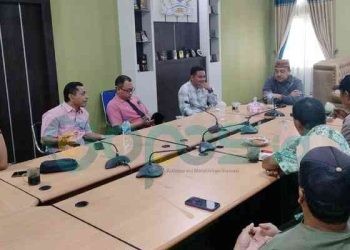 Ketua DPRD Bone Bolango, Halid Tangahu saat menerima kunjungan dari Ketua dam Tim Komite Persiapan Pembentukan DOB Bone Pesisir di DPRD Bone Bolango, Senin (31/7/2023). (F: Putra/Gopos)