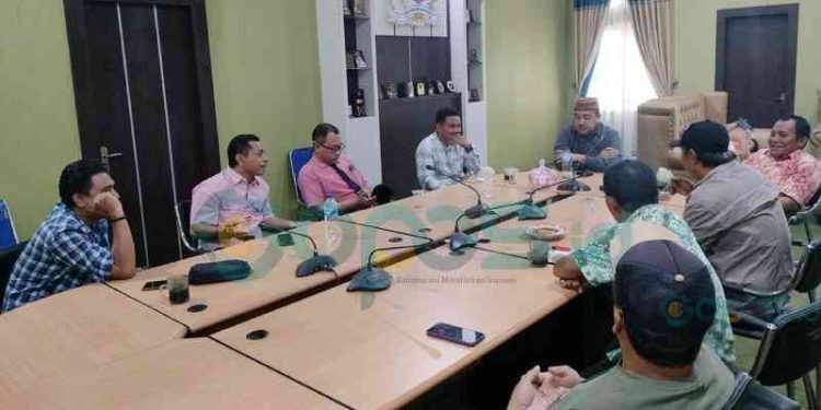 Ketua DPRD Bone Bolango, Halid Tangahu saat menerima kunjungan dari Ketua dam Tim Komite Persiapan Pembentukan DOB Bone Pesisir di DPRD Bone Bolango, Senin (31/7/2023). (F: Putra/Gopos)