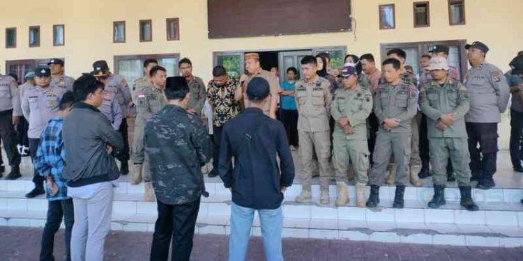 Front Suwawa Pemuda Suwawa Bone Bolango Bersatu mempertanyakan serta menuntut sejumlah hal di DPRD Bone Bolango, Kamis (3/8/2023).