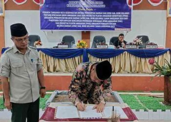 Penandatanganan nota kesepakatan antara Pemerintah Daerah dan DPRD Kabupaten Bone Bolango tentang kebijakan umum anggaran (KUA) dan prioritas plafon anggaran sementara (PPAS) anggaran pendapatan belanja daerah (APBD) Kabupaten Bone Bolango Tahun Anggaran anggaran 2024. (F: Putra/Gopos)