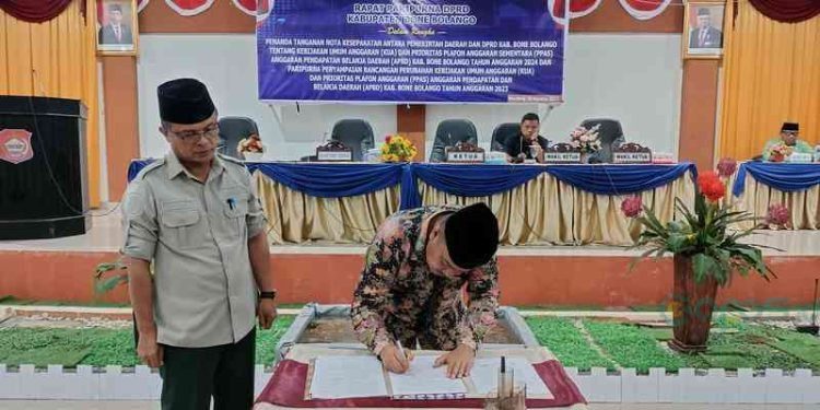 Penandatanganan nota kesepakatan antara Pemerintah Daerah dan DPRD Kabupaten Bone Bolango tentang kebijakan umum anggaran (KUA) dan prioritas plafon anggaran sementara (PPAS) anggaran pendapatan belanja daerah (APBD) Kabupaten Bone Bolango Tahun Anggaran anggaran 2024. (F: Putra/Gopos)