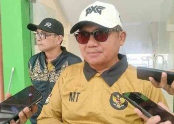 Walikota Gorontalo, Marten Taha diwawancarai awak media usai mengikuti gladi kotor di Stadion Merdeka Kota Gorontalo, Ahad (13/8/2023).