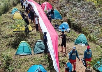 Pembentangan 300 Meter Bendera Merah Putih di Pucak Lestari pada peringatan HUT ke-78 RI, Kamis (17/8/2023) (foto: arya for gopos)