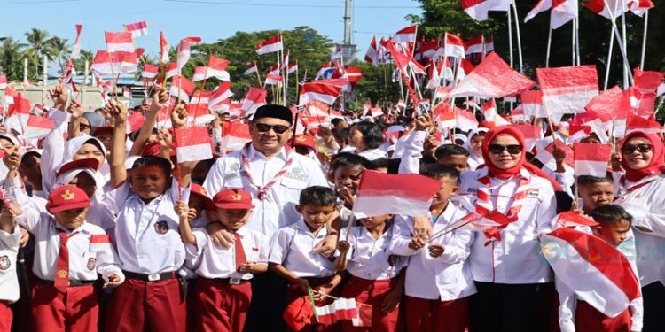 Gerakan pembagian 10 juta bendera merah putih tahun 2023 tingkat Kabupaten Bone Bolango, di Center Point Bone Bolango, Kamis (3/8/2023). (F.AKP/Diskominfo)