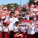 Gerakan pembagian 10 juta bendera merah putih tahun 2023 tingkat Kabupaten Bone Bolango, di Center Point Bone Bolango, Kamis (3/8/2023). (F.AKP/Diskominfo)