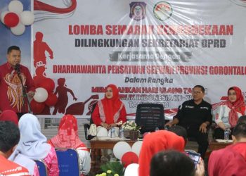 Sekretaris Deprov Gorontalo, Sudarman Samad, memberikan sambutan pada pembukaan lomba semarak HUT ke-78 RI di lingkungan Sekretariat Deprov Gorontalo. (Humas Deprov Gorontalo)