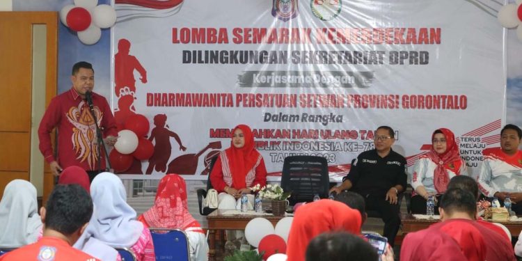 Sekretaris Deprov Gorontalo, Sudarman Samad, memberikan sambutan pada pembukaan lomba semarak HUT ke-78 RI di lingkungan Sekretariat Deprov Gorontalo. (Humas Deprov Gorontalo)
