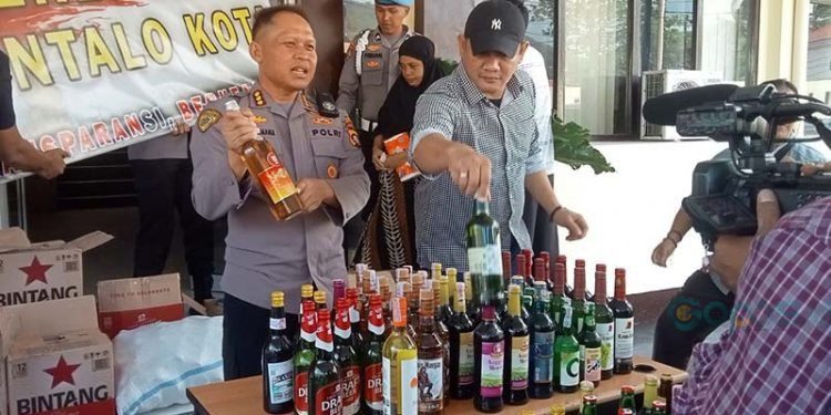Kapolresta Gorontalo Kota, Kombes Pol Ade Permana menunjukkan jenis miras yang disita Polresta Gorontalo Kota dalam operasi pekat Otanaha III 2023.(sari/gopos)