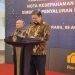 Menteri Koperasi dan Usaha Kecil dan Menengah Teten Masduki (kiri) dan Menteri Koordinator Bidang Perekonomian Airlangga Hartarto (kanan) saat menjawab pertanyaan awak media pada konferensi pers di Jakarta, Rabu (9/8/2023) (ANTARA/Bayu Saputra)