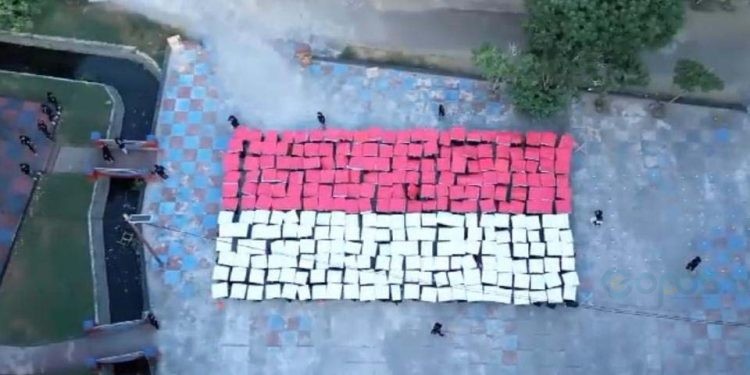 Penampilan mozaik merah putih yang dilaksanakan oleh Maba Fakultas Hukum UNG memeringati HUT ke-78 RI