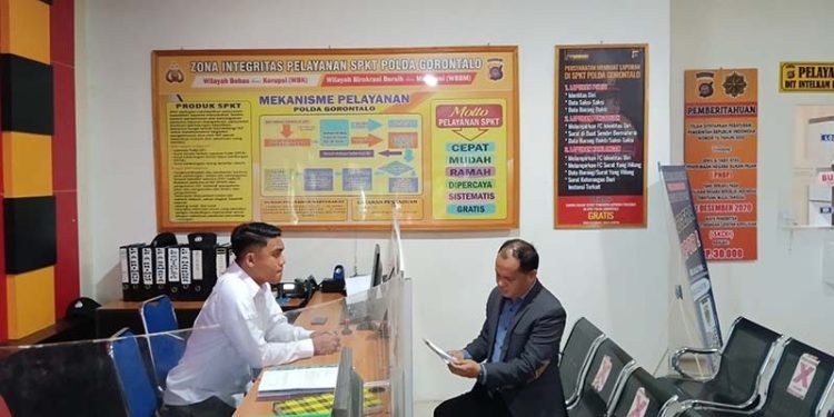 Kuasa Hukum Nelson Pomalingo, Ramdhan Kasim, menyampaikan laporan terhadap Ifana Abdulrahman ke Polda Gorontalo, Senin (7/8/2023).(istimewa)