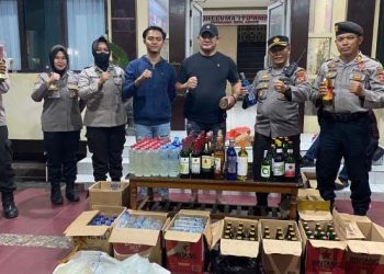 Polresta Gorontalo Kota berhasil mengamankan ratusan botol miras pada hari pertama pelaksanaan operasi pekat Otanaha III. (Humas Polresta Gorontalo Kota)