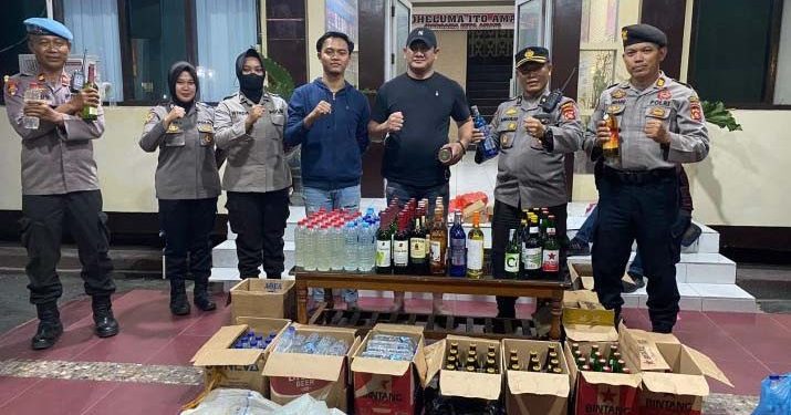 Polresta Gorontalo Kota berhasil mengamankan ratusan botol miras pada hari pertama pelaksanaan operasi pekat Otanaha III. (Humas Polresta Gorontalo Kota)