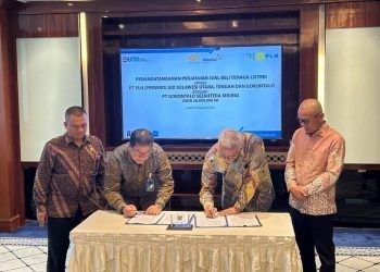 Bupati Pohuwato, Saipul Mbuinga, menyaksikan penandatanganan jual beli tenaga listrik antara PT GSM dan PLN, di Ruang Paiton Lantai Tiga, Gedung Utama Kantor pusat PT PLN, Kebayoran Baru, Jakarta, Kamis (24/8/2023).
