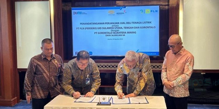 Bupati Pohuwato, Saipul Mbuinga, menyaksikan penandatanganan jual beli tenaga listrik antara PT GSM dan PLN, di Ruang Paiton Lantai Tiga, Gedung Utama Kantor pusat PT PLN, Kebayoran Baru, Jakarta, Kamis (24/8/2023).