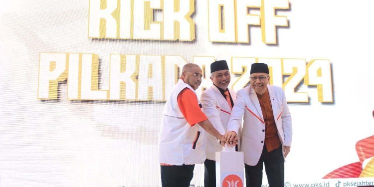 Presiden PKS Akhmad Syaikhu (tengah) saat menekan tombol pembukaan Kick Off Pilkada 2022, Jumat (11/8/2023). (dok. PKS Gorontalo)