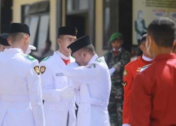 Tangis haru pasukan pengibar bendera Pohuwato usai melaksanakan tugas pengibaran bendera merah putih di HUT ke-78 RI di Halaman Kantor  Polres Pohuwato, Kamis (17/8/2023).
