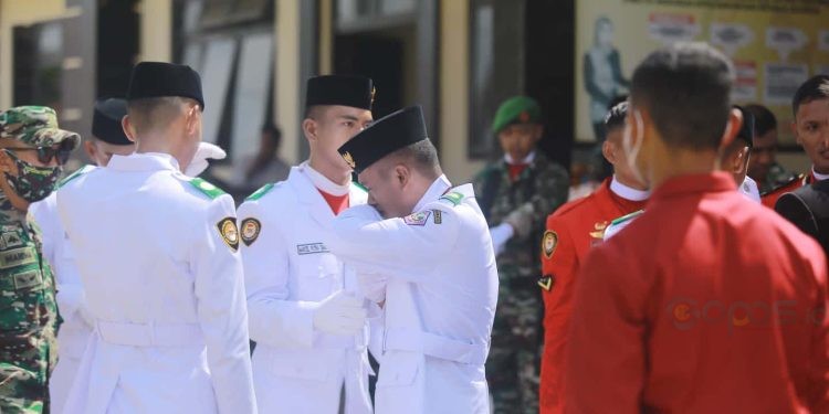 Tangis haru pasukan pengibar bendera Pohuwato usai melaksanakan tugas pengibaran bendera merah putih di HUT ke-78 RI di Halaman Kantor Polres Pohuwato, Kamis (17/8/2023).