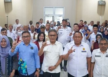 Bupati Hamim didampingi Ketua Tim Matching Fund Universitas Brawijaya Malang saat foto bersama usai pengenalan model pertanian ZWIFS di Aula Bappeda Litbang Bone Bolango, Rabu (2/8/2023). (Foto Cila/Prokopim)