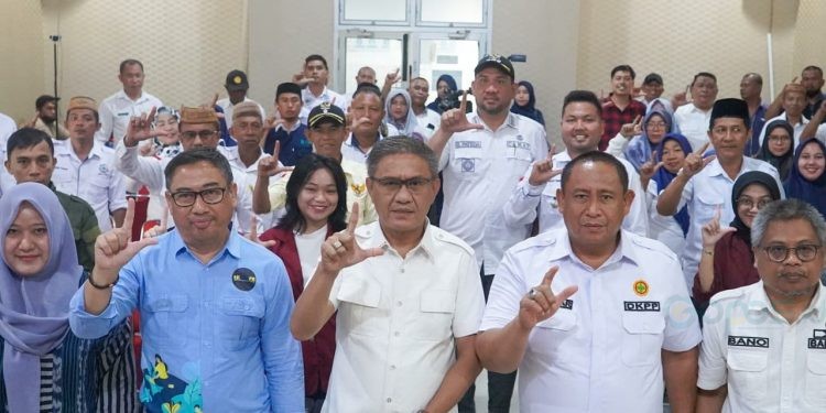 Bupati Hamim didampingi Ketua Tim Matching Fund Universitas Brawijaya Malang saat foto bersama usai pengenalan model pertanian ZWIFS di Aula Bappeda Litbang Bone Bolango, Rabu (2/8/2023). (Foto Cila/Prokopim)