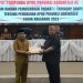 PJ Gubernur Gorontalo, Ismail Pakaya (kiri) menyerahkan dokumen Ranperda perubahan APBD ke Wakil Ketua I Deprov Gorontalo, Kris Wartabone, Senin (7/8/2023).(Humas Deprov Gorontalo)