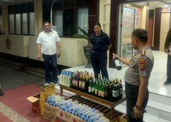 Kapolres Gorontalo Kota, Kombes Pol Ade Permana melihat miras yang diamankan dalam pelaksanaan Operasi Pekat Otanaha 2023