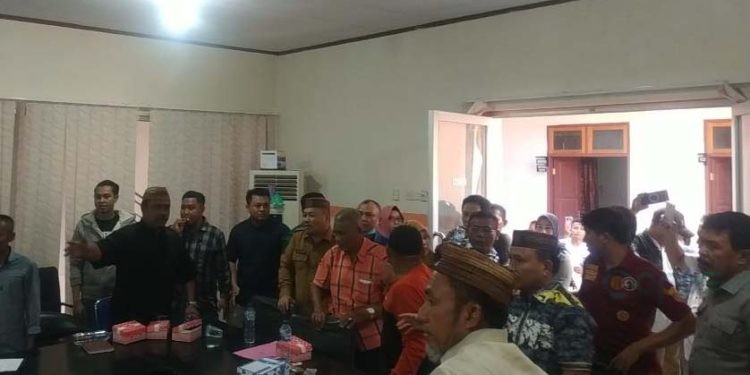 Kericuhan yang mewarnai RPD DPRD Pohuwato berkaitan masalah penjualan emas di Pohuwato, Selasa (15/8/2023).(Yusuf/gopos)