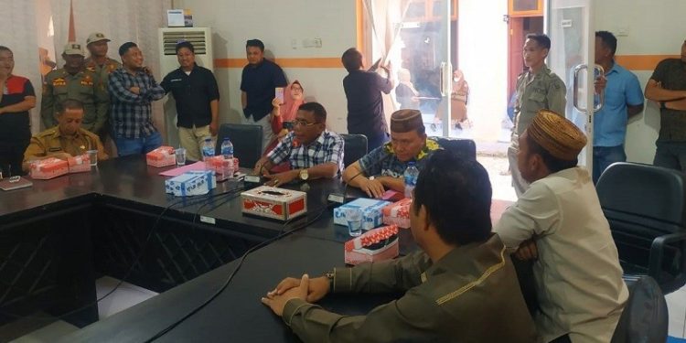 RDP Wakil Ketua DPRD Pohuwato bersama dengan pengusaha pemilik toko emas di Pohuwato, Selasa (15/8/2023).(f.yusuf/gopos)