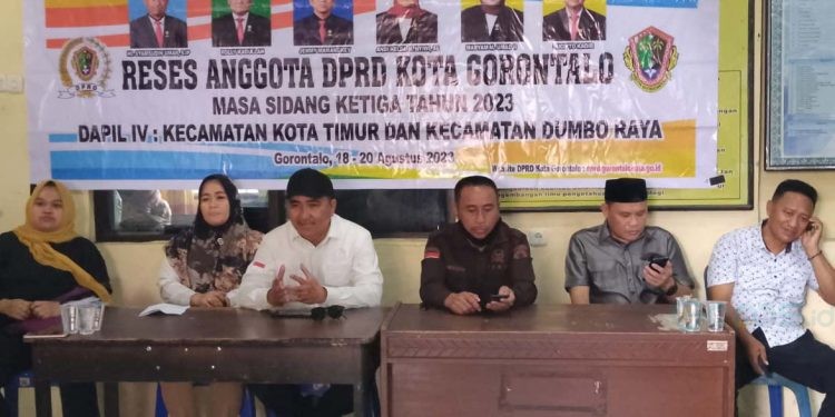 Aleg Dekot Gorontalo dapil IV saat melaksanakan reses, Sabtu (19/8/2023).