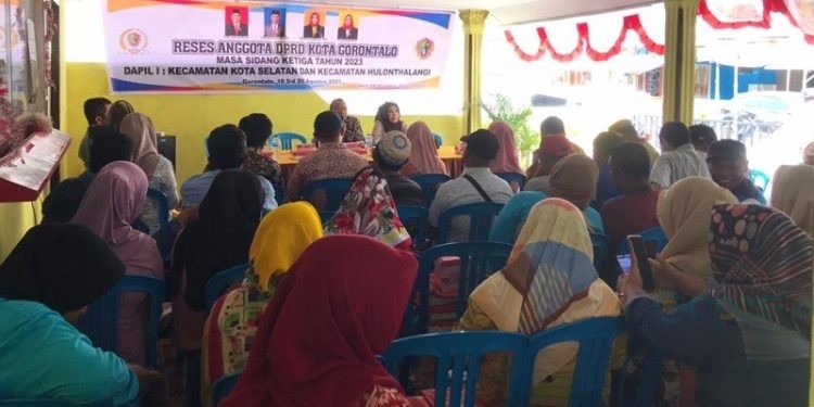 Kegiatan reses Anggota DPRD Kota Gorontalo Tien Mobiliu di Kecamatan Hulonthalangi, Jumat (18/8/2023). (F. Rama/gopos)