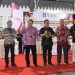 Penjabat Gubernur Gorontalo Ismail Pakaya saat membuka pelaksanaan Lomba Edukatif Kultural Museum yang ditandai dengan pemukulan alat musik tradisional polopalo, di halaman UPTD Museum Purbakala Provinsi Gorontalo, Rabu (2/8/2023). (Foto : Mila)