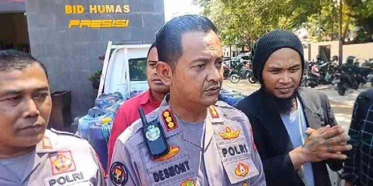 Kabid Humas Polda Gorontalo, Kombes Pol Desmont Harjendro Agitson Putra diwawancarai awak media, Kamis (3/8/2023). (F: Putra/Gopos)