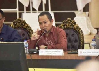 Penjabat Gubernur Gorontalo Ismail Pakaya memimpin rapat Forkopimda yang dihadiri bupati wali kota, Jumat, (4/8/2023). (Foto: Alfred)