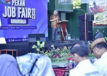Penjabat Gubernur Gorontalo Ismail Pakaya saat memberikan sambutan pada penutupan Job Fair Gorontalo 2023 yang digelar di Indoor UNG, Rabu (9/8/2023). (Foto : Mila)