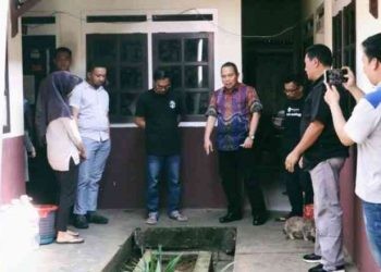 Penjagub Ismail saat meninjau asrama Himpunan Mahasiswa Indonesia Gorontalo (HPMIG) di Kabupaten Bogor, Jawa Barat. Pekerjaan renovasi asrama ini rencananya akan direnovasi tahun depan. (Foto – Zakir)