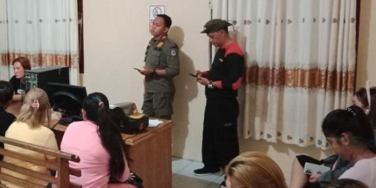 Belasan wanita penghibur terjaring razia gabungan Satpol PP Provinsi Gorontalo dan Pohuwato di sejumlah cafe yang ada di Kecamatan Marisa, Kabupaten Pohuwato, Selasa malam (15/8/2023). (Istimewa)